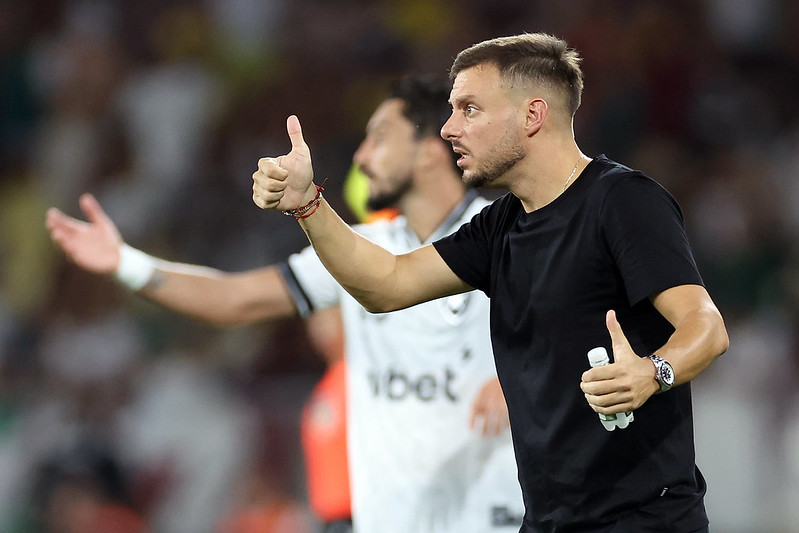 Anselmi passando instruções com Alex Telles no fundo da foto. Imagem: Vitor Silva/Botafogo