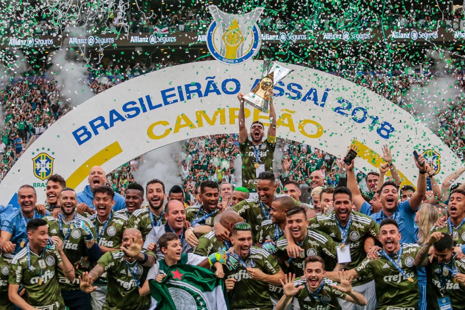 Bruno Henrique levanta o troféu de campeão brasileiro no Allianz Parque. Foto: Alê Cabral/Agif