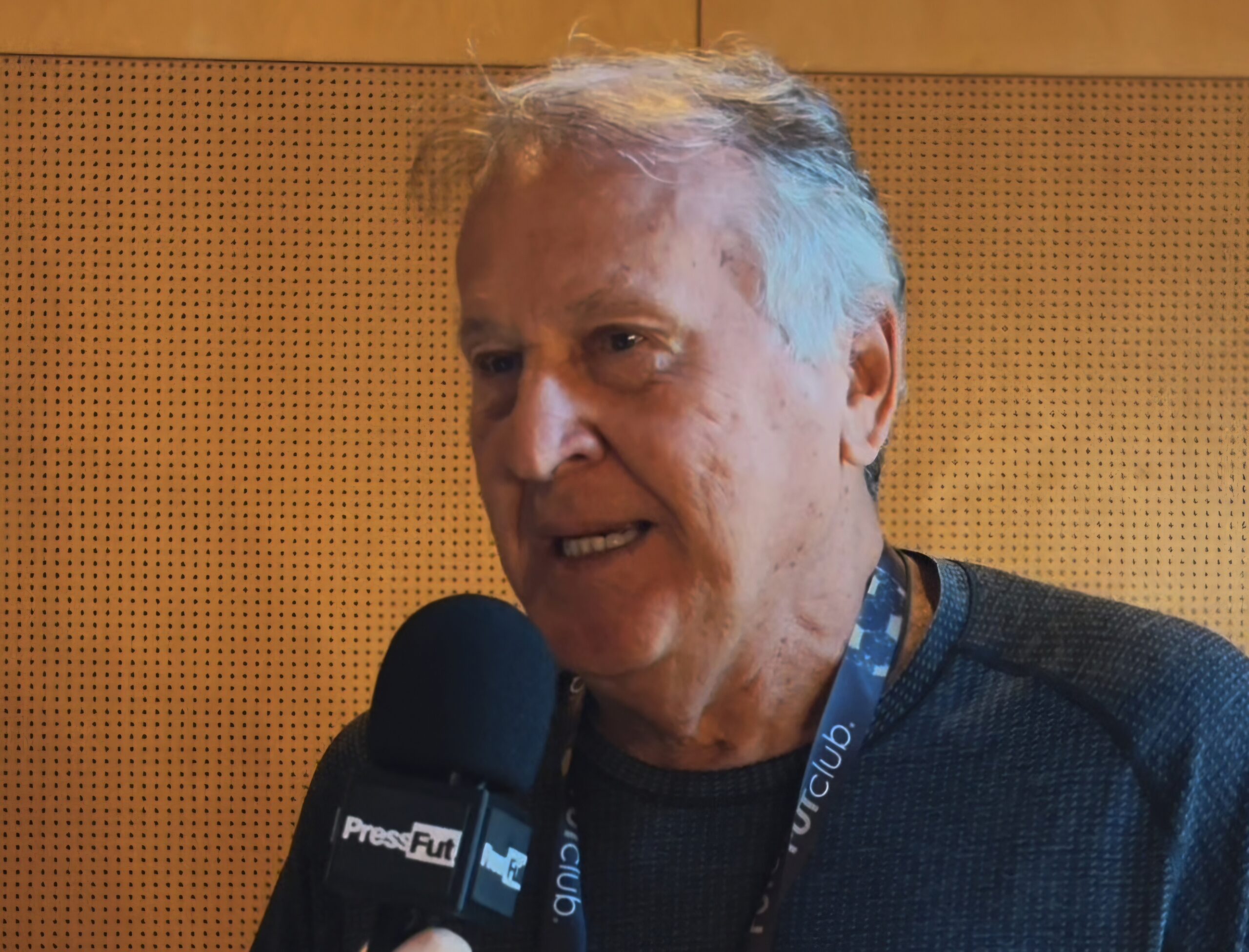 Zico em entrevista para a PressFut. Imagem: Caroline Fidelis/PressFut