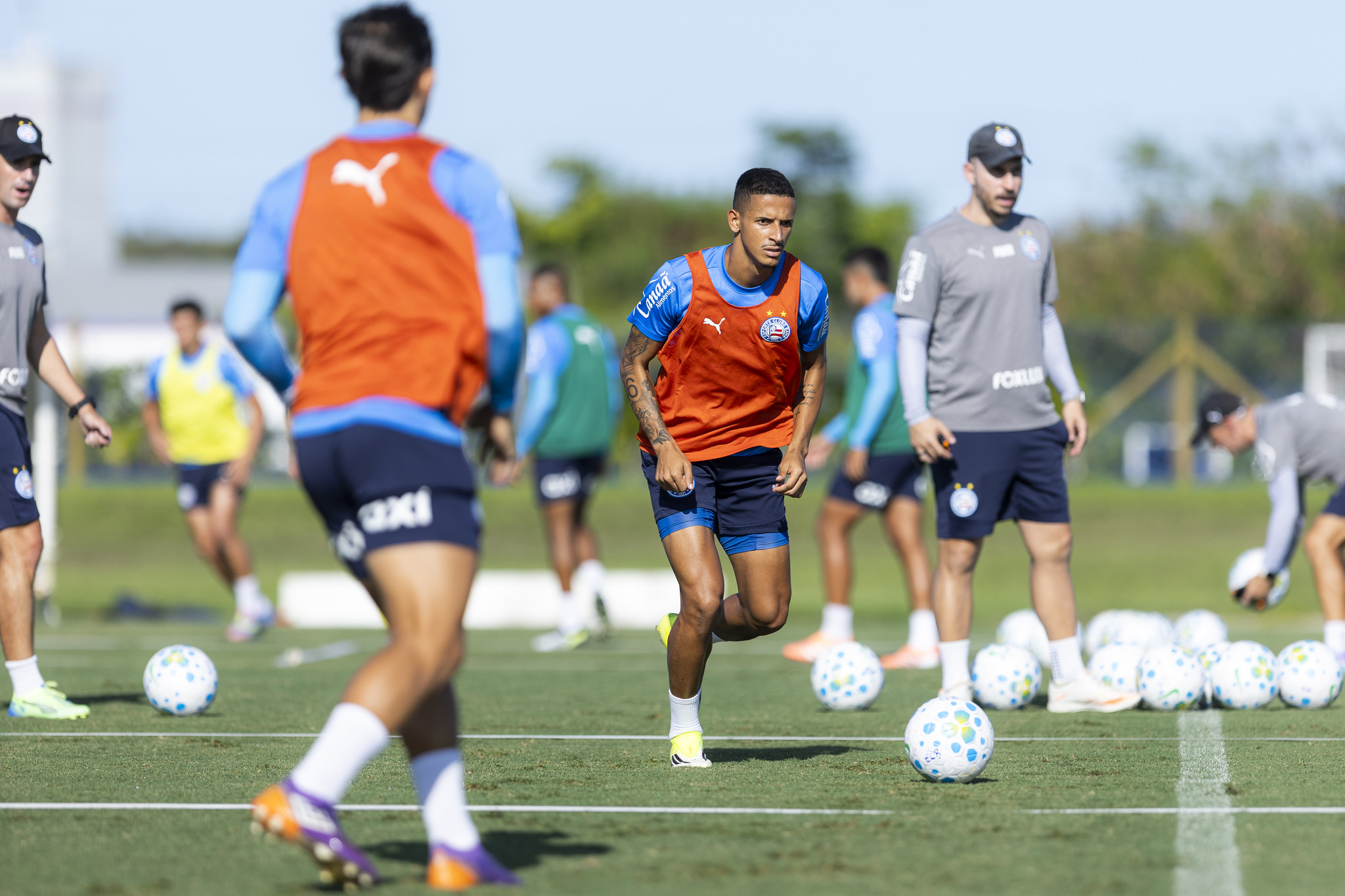 Luciano Juba, um dos destaques do Bahia em 2026, se tornou alvo de debates após ausência na última convocação de Carlo Ancelotti na Seleção Brasileira. O jovem atleta de 26 anos  foi ovacionado pela torcida tricolor aos gritos de “Juba é Seleção” no triunfo da equipe, por 2 x 0, contra o Red Bull Bragantino, na última quarta-feira (18), na Fonte Nova, em Salvador.