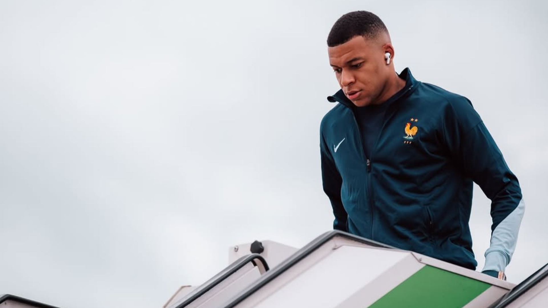 O treinador Didier Deschamps divulgou, nesta quinta-feira (19), a lista dos 26 jogadores que defenderão a França nos amistosos contra Brasil e Colômbia, que ocorrem entre os dias 26 e 29 de março. Kylian Mbappé e Ousmane Dembélé são os principais nomes da convocação.