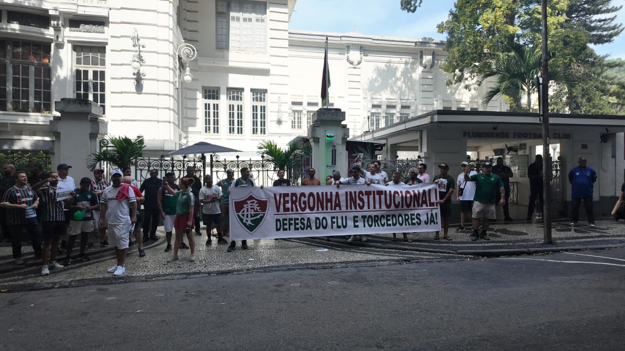 Protesto da torcida do Fluminense em Laranjeiras. Foto: Caroline Fidelis/PressFut