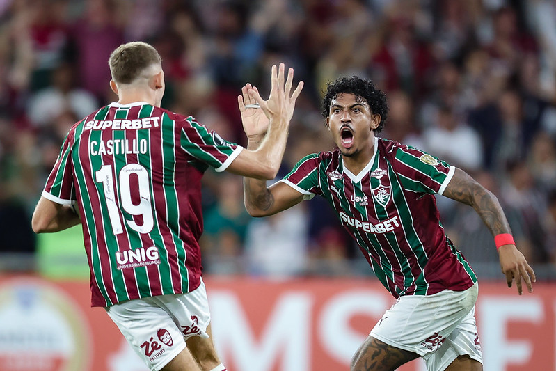 John Kennedy comemora gol do Fluminense. Lucho Acosta e Savarino. FOTO: MARCELO GONÇALVES / FLUMINENSE F.C.
