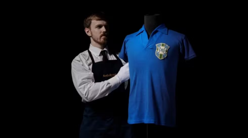 Camisa de Pelé na final de 1958 vai ser leiloada neste ano — Foto: Sotheby’s
