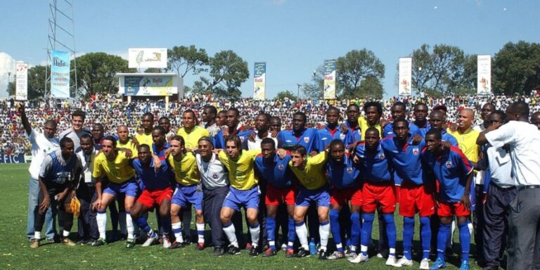 Brasil e Haiti juntos, antes do amistoso. Foto: Reprodução/CBF/Nilton Santos