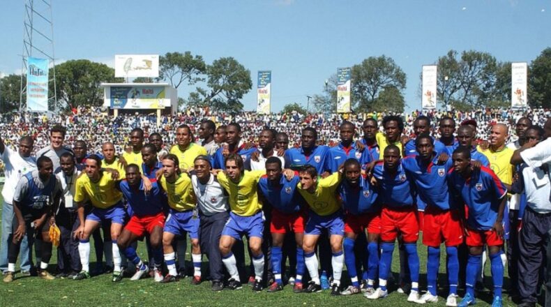 Brasil e Haiti juntos, antes do amistoso. Foto: Reprodução/CBF/Nilton Santos
