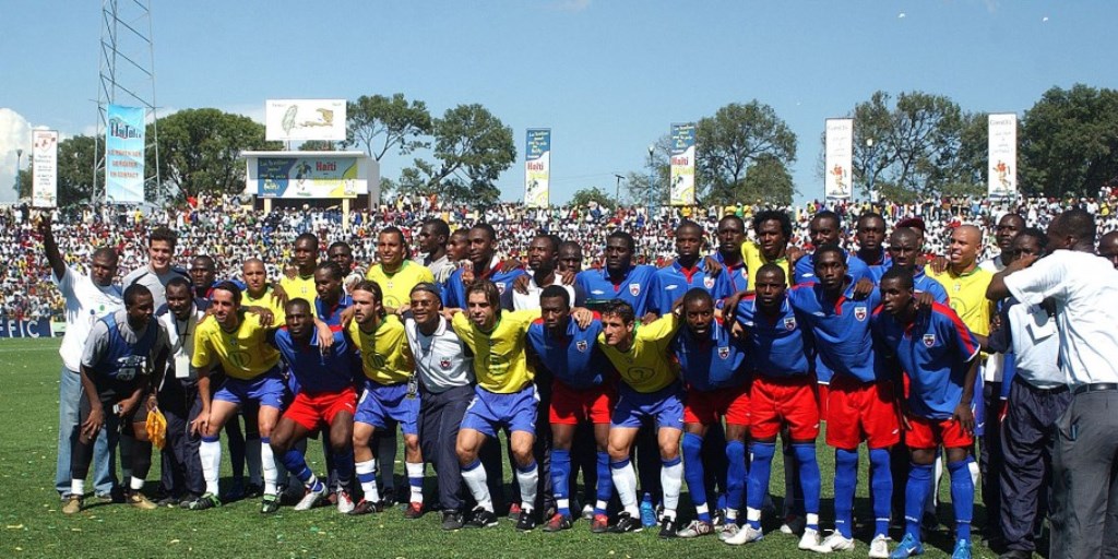 Brasil e Haiti juntos, antes do amistoso. Foto: Reprodução/CBF/Nilton Santos