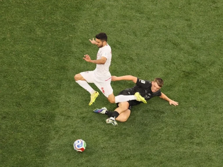 Irã e Nova Zelândia fizeram um jogo movimentado e pródigo em chances de gol Foto : Etienne Laurent / AFP / CP