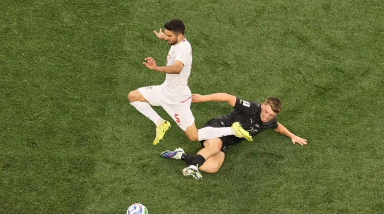 Irã e Nova Zelândia fizeram um jogo movimentado e pródigo em chances de gol Foto : Etienne Laurent / AFP / CP