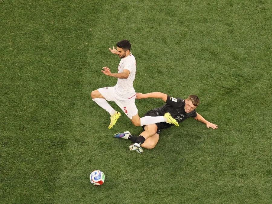 Irã e Nova Zelândia fizeram um jogo movimentado e pródigo em chances de gol Foto : Etienne Laurent / AFP / CP