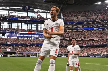 Harry Kane comemora gol marcado contra a Croácia na Copa do Mundo (Foto: Paul ELLIS / AFP)