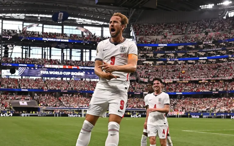 Harry Kane comemora gol marcado contra a Croácia na Copa do Mundo (Foto: Paul ELLIS / AFP)