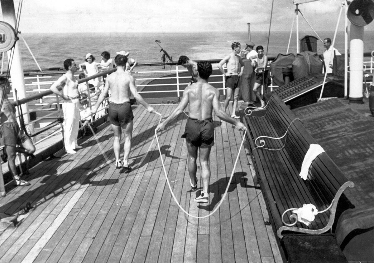 Seleção Brasileira de 1934 treinando em um NAVIO durante a viagem para a disputa da Copa do Mundo na Itália. Foto: Acervo CBF