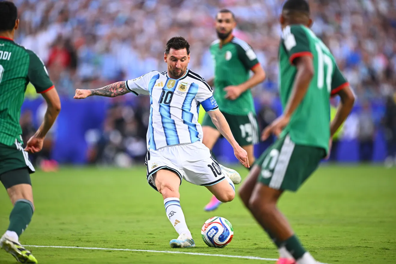 Messi marca hat-trick contra a Argélia. Photo by Tom Weller/picture alliance via Getty Images)