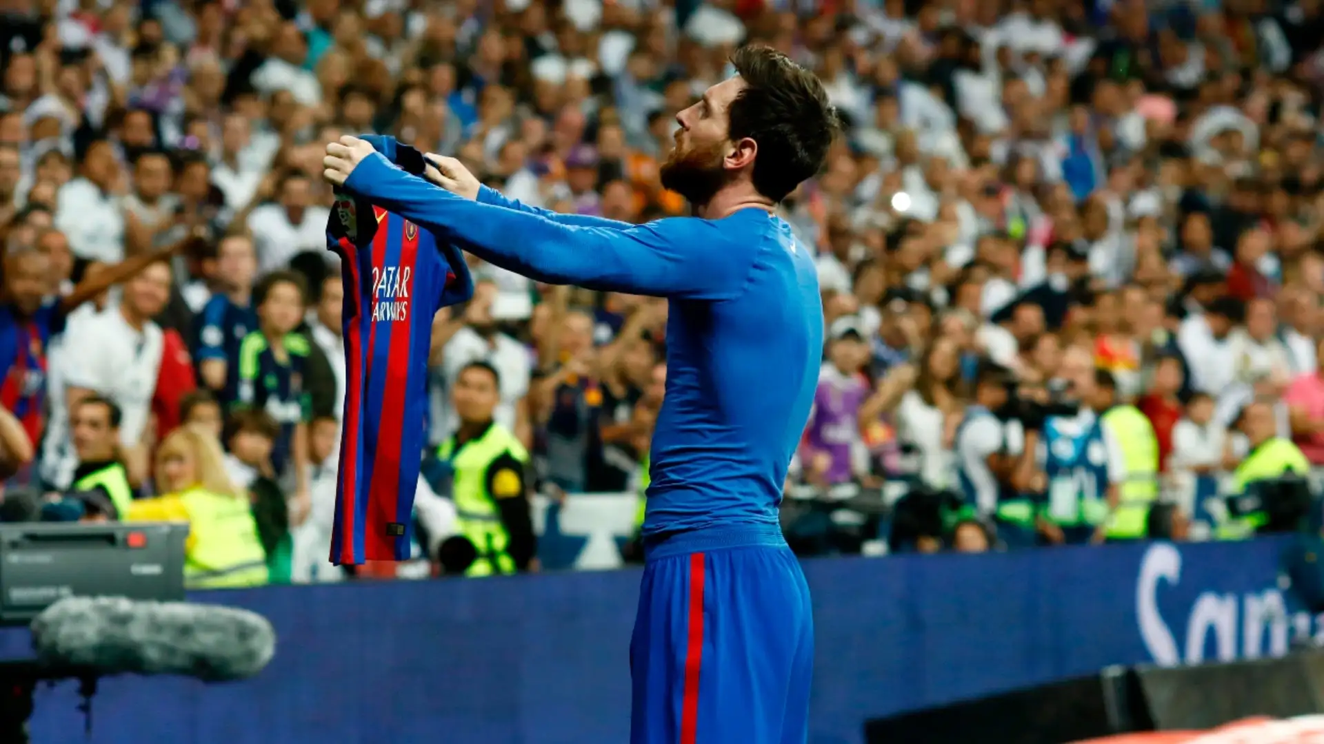 Messi mostrando a camisa para a torcida. Foto: Getty Images