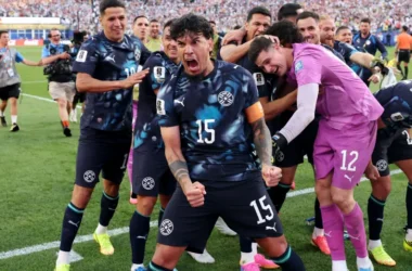 Gustavo Gómez e paraguaios comemoram classificação contra Alemanha na Copa do Mundo de Futebol • Getty Images via Divulgação/Fifa
