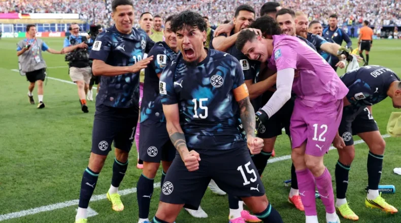 Gustavo Gómez e paraguaios comemoram classificação contra Alemanha na Copa do Mundo de Futebol • Getty Images via Divulgação/Fifa