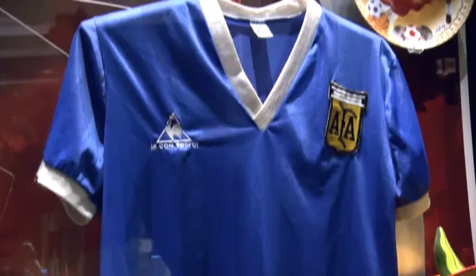 Camisa que Maradona usou em 1986. (Foto: Reprodução TV Globo).