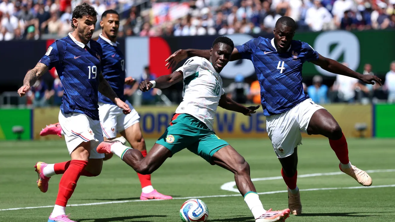Upamecano trava chute de Sarr no jogo entre França e Senegal • Foto: Dan Mullan/Getty Images