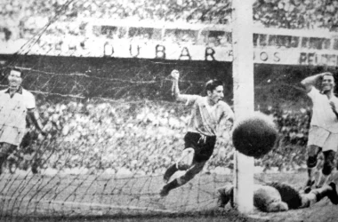 Gol do Ghiggia, pelo Uruguai, no Maracanazo. Foto: Agência AP.
