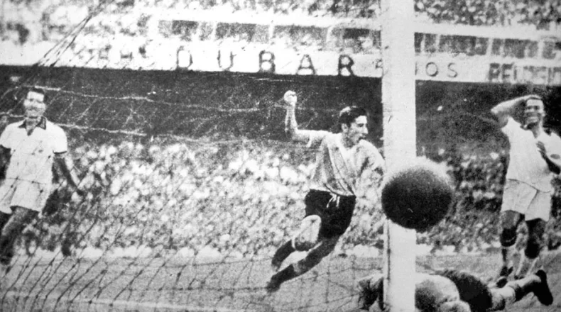 Gol do Ghiggia, pelo Uruguai, no Maracanazo. Foto: Agência AP.