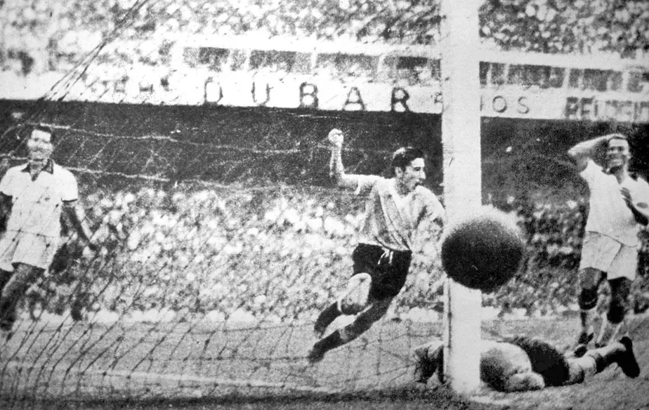 Gol do Ghiggia, pelo Uruguai, no Maracanazo. Foto: Agência AP.