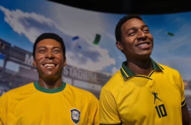 Ator Lucas Agrícola ao lado da estátua de cera do Rei Pelé. Foto: Madu Zamba/PressFut
