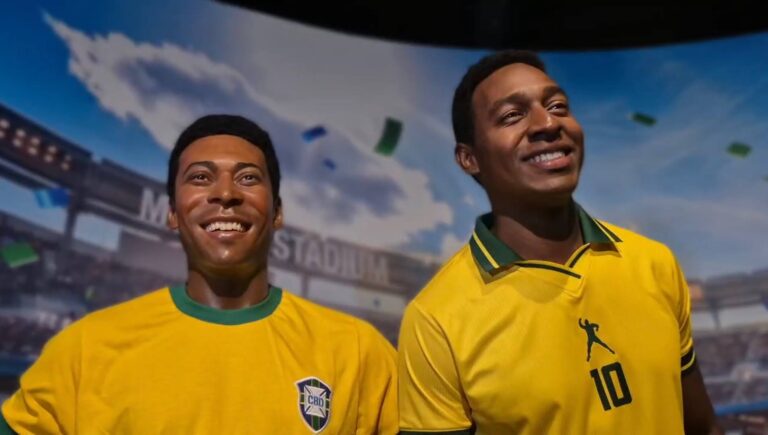 Ator Lucas Agrícola ao lado da estátua de cera do Rei Pelé. Foto: Madu Zamba/PressFut