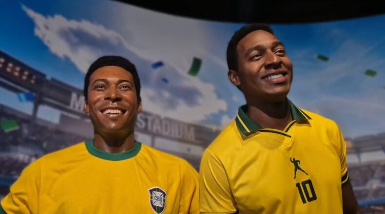 Ator Lucas Agrícola ao lado da estátua de cera do Rei Pelé. Foto: Madu Zamba/PressFut