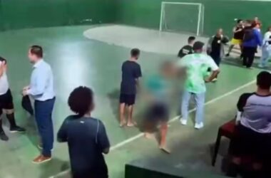 Homem invade quadra armado. Foto: Reprodução