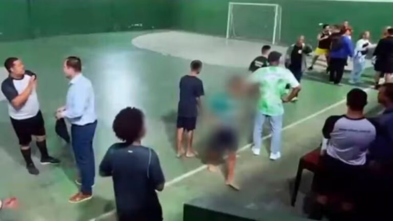 Homem invade quadra armado. Foto: Reprodução