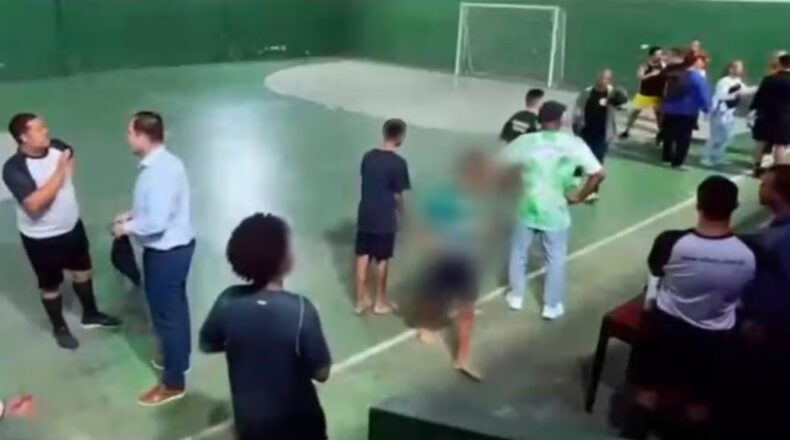 Homem invade quadra armado. Foto: Reprodução