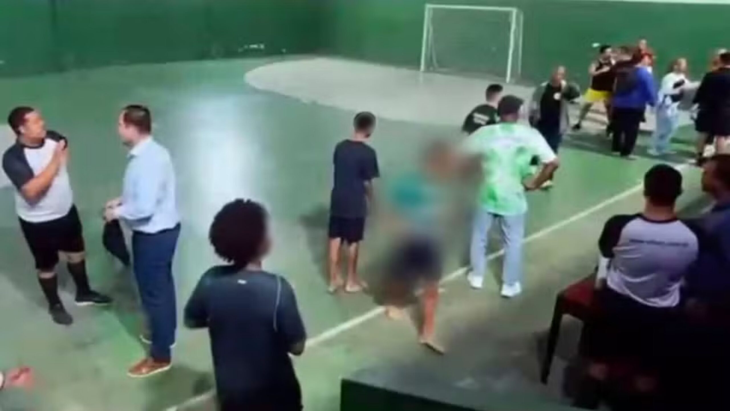 Homem invade quadra armado. Foto: Reprodução