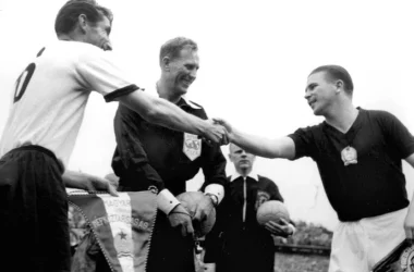O inesquecível Ferenc Puskas (D), o Major Galopante, diante da Alemanha de Fritz Walter na final da Copa (Foto: Agência AP)