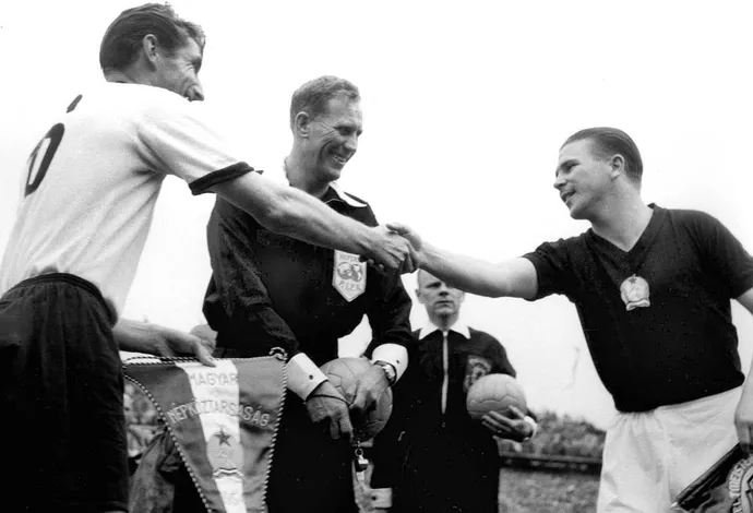 O inesquecível Ferenc Puskas (D), o Major Galopante, diante da Alemanha de Fritz Walter na final da Copa (Foto: Agência AP)