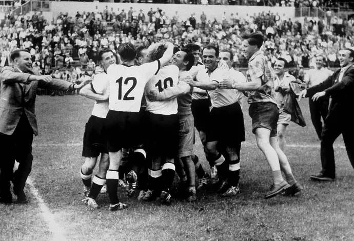 Alemanha supreende a Hungria e o mundo e fatura primeira Copa em 1954 por 3 a 2, dois gols de Rahn (Foto: Getty Images)