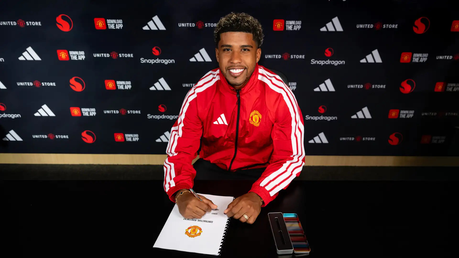 Andrey Santos trocou o Chelsea pelo Manchester United. Foto: Divulgação/Manchester United