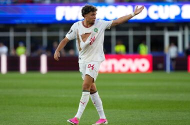Camisa que rasga: o jogador El Aynaoui, de Marrocos, reclama de ter sido puxado (Créditos: Nick Potts/PA Images via Getty Images).