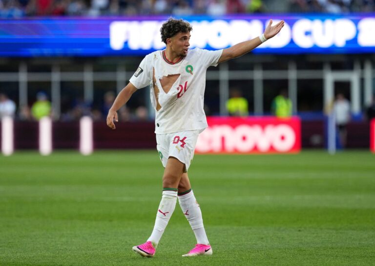 Camisa que rasga: o jogador El Aynaoui, de Marrocos, reclama de ter sido puxado (Créditos: Nick Potts/PA Images via Getty Images).