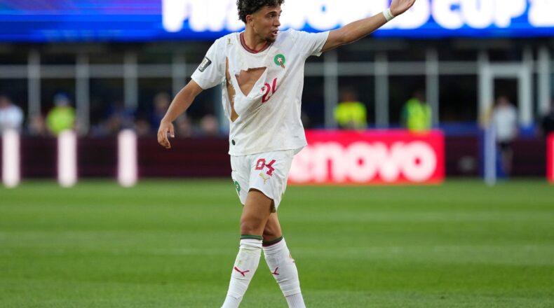 Camisa que rasga: o jogador El Aynaoui, de Marrocos, reclama de ter sido puxado (Créditos: Nick Potts/PA Images via Getty Images).