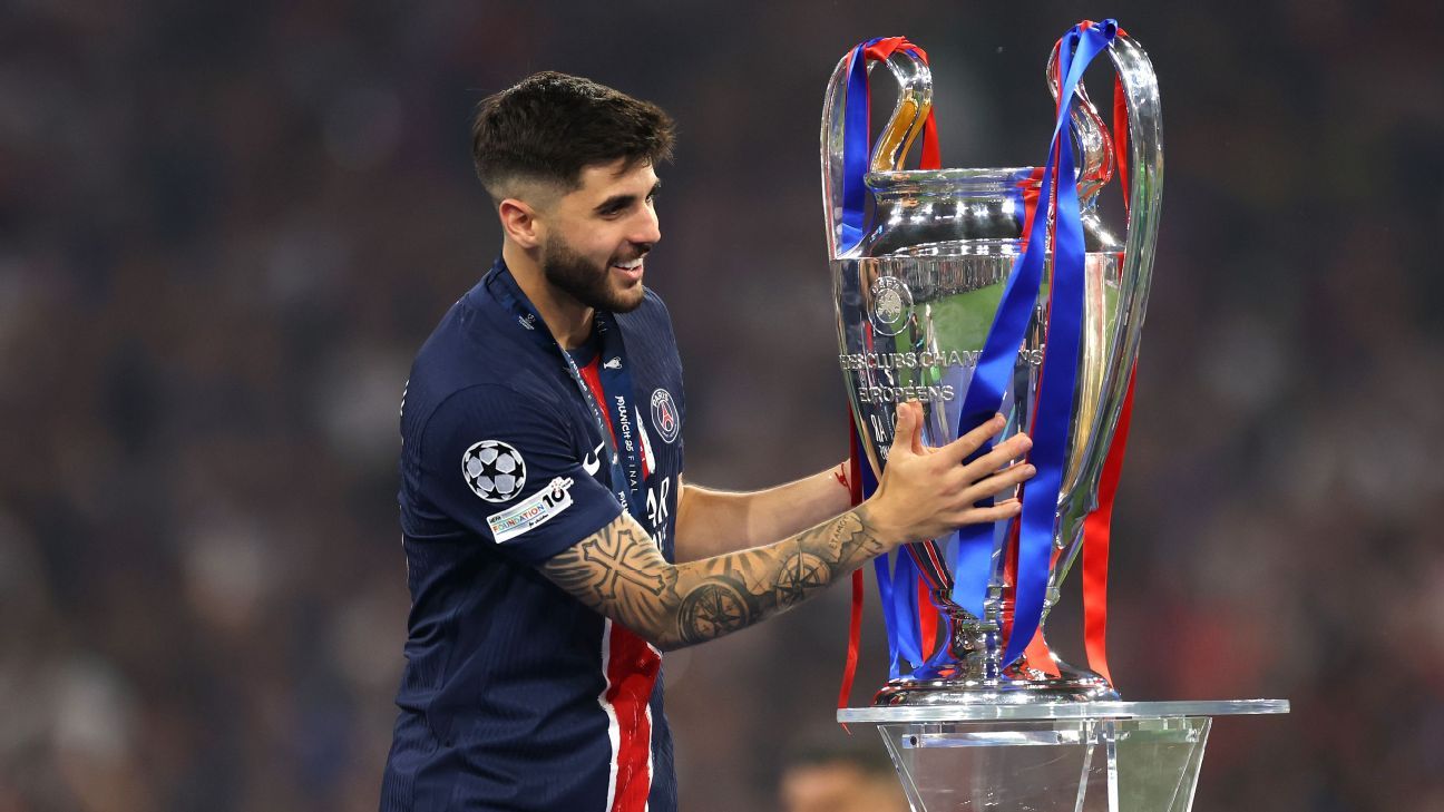 Beraldo com a taça de campeão da Champions League Maja Hitij - UEFA/UEFA via Getty Images