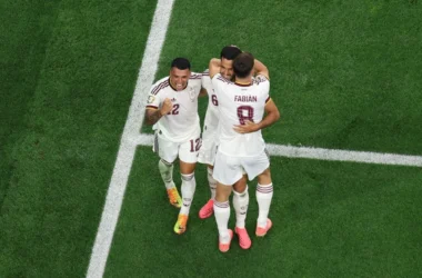 Merino decide e leva a Espanha às quartas da Copa do Mundo