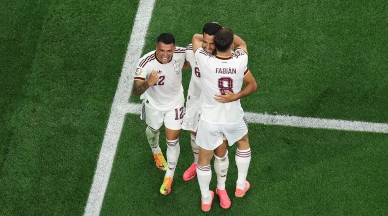 Merino decide e leva a Espanha às quartas da Copa do Mundo