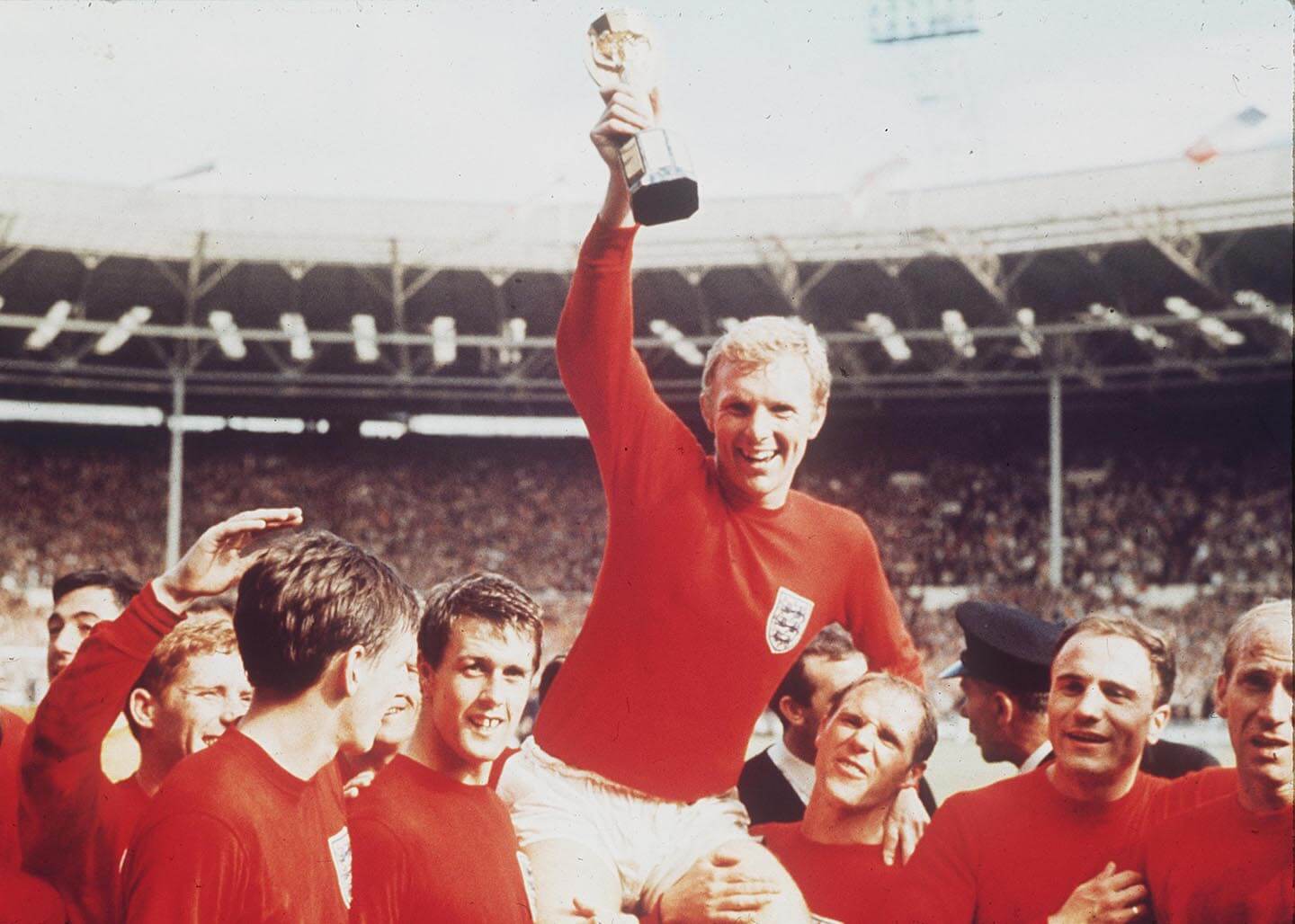 Capitão inglês Bobby Moore carrega a Jules Rimet depois da vitória na final AP