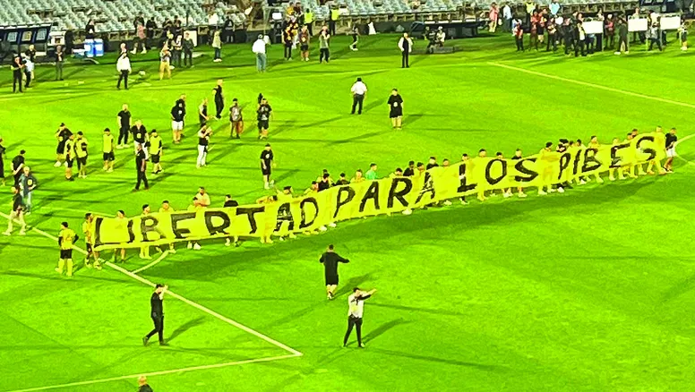 Faixa escrita "Libertad para Los Pibes"