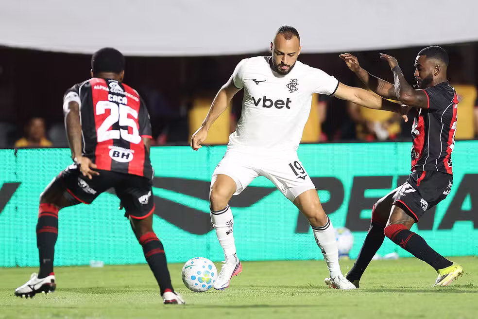 Arthur Cabral domina a bola em Vitória e Botafogo — Foto: Vitor Silva/Botafogo