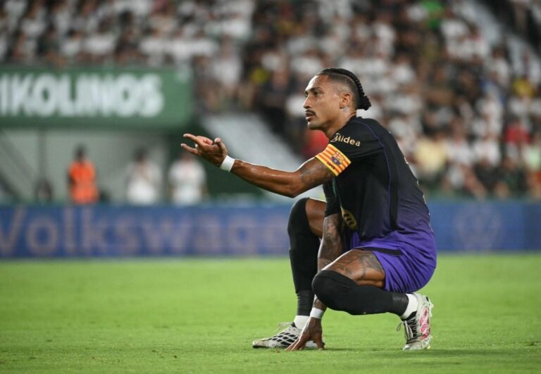 Raphinha comemora gol contra o Elche na primeira rodada do Campeonato Espanhol. Foto: Jose Jordan/AFP