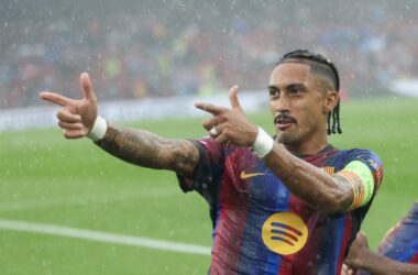 Raphinha começa temporada em alta e mantém sequência de gols. Photo by Lluis GENE / AFP via Getty Images)