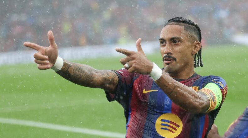 Raphinha começa temporada em alta e mantém sequência de gols. Photo by Lluis GENE / AFP via Getty Images)