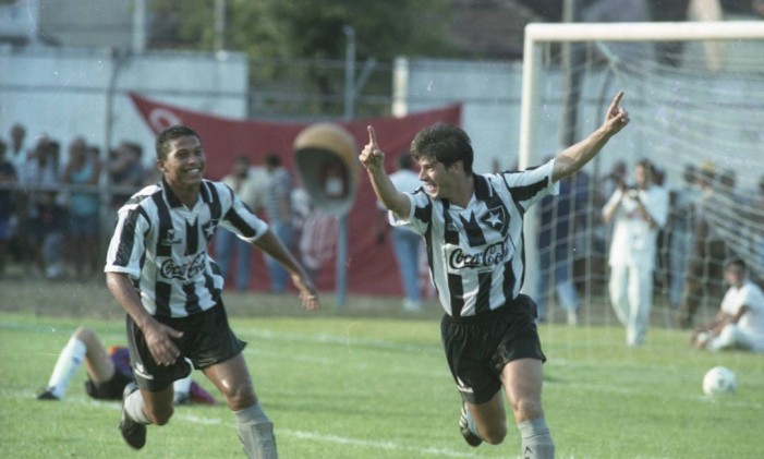 Túlio Maravilha comemora gol no Estádio Caio Martins. Foto: Mário Leite/30-01-1994 / Agência O Globo